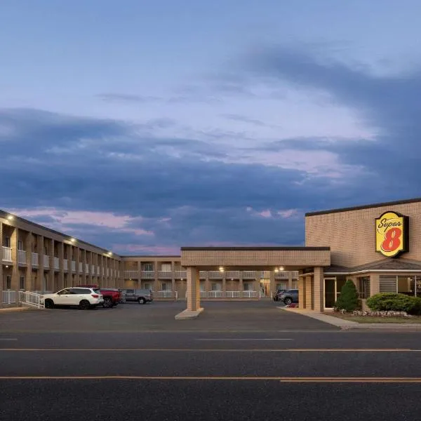 Super 8 by Wyndham Windsor/Dougall, hotel in Windsor