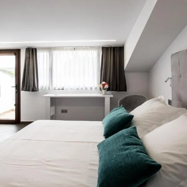 Hotel Duque de Calabria, מלון במנסנרה