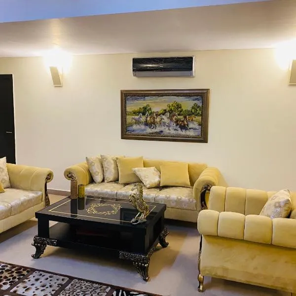 Royal Two Bed Luxury Apartment Gulberg, hotel in Lahore