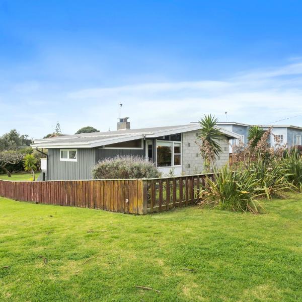 Queenie - Waikanae Beach Holiday Home