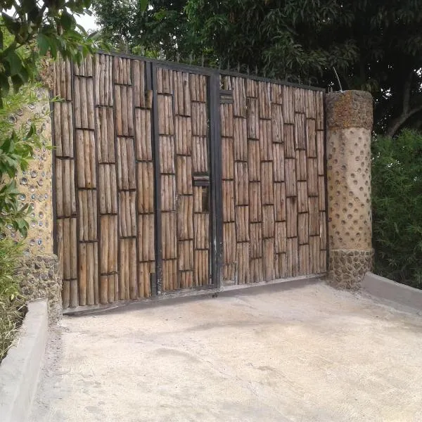 Plastic Bottles House, hótel í Entebbe