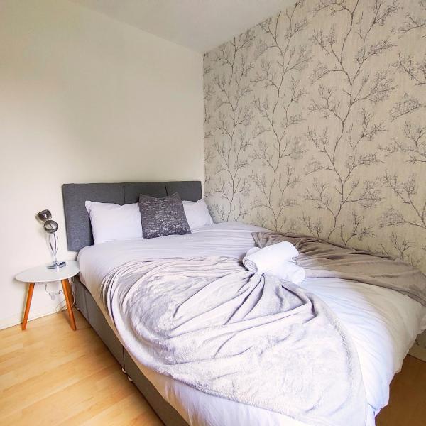 Oldbrook BUDGET FRIENDLY 3 Bedroom House Sleeps 6 FREE PARKING and NETFLIX