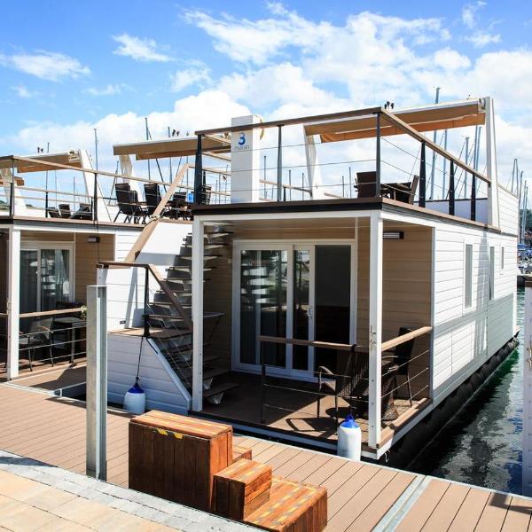 Floating House Sea Queen