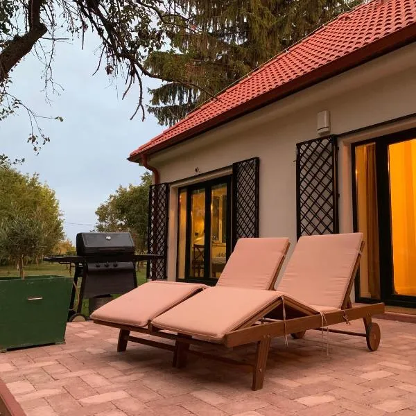 Luxury Cottage by Little Danube - Pista & Magduska, ξενοδοχείο σε Čierna Voda
