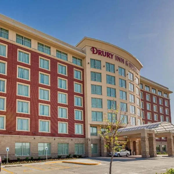 Drury Inn & Suites Iowa City Coralville，位于克拉尔维尔的酒店