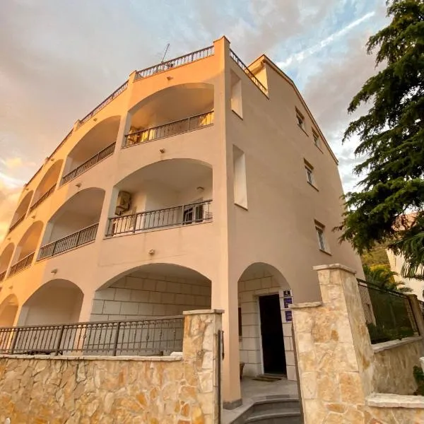 Apartments Grozdana, hotel in Gradac