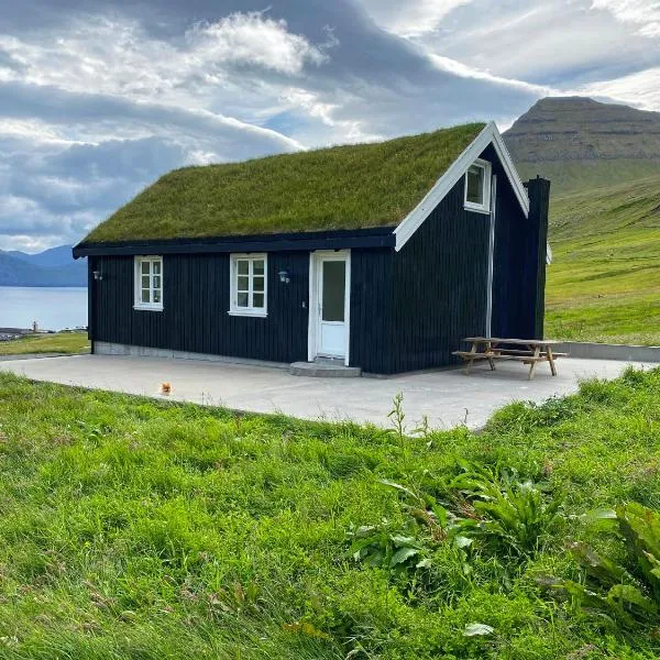 Gjógv में, होटल Iconic Turf-Roof House in Gjógv
