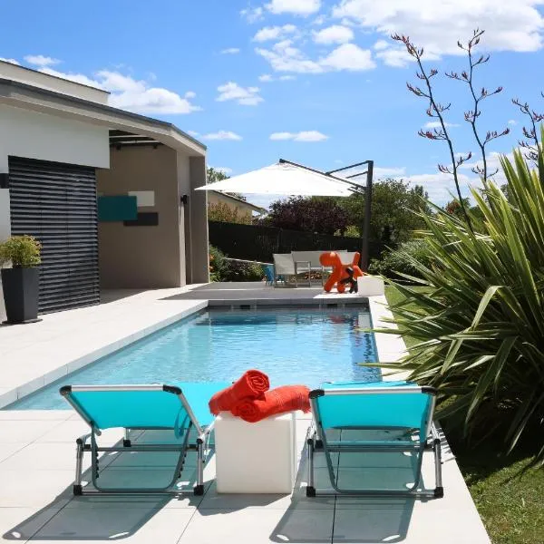 Maison Cube, hotel in Saint-Didier-au-Mont-dʼOr