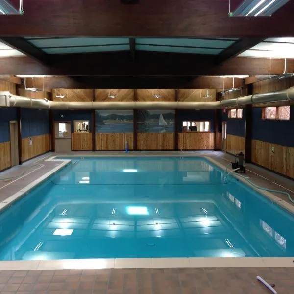 Indoor Pool, Firepit, Self Check-in, BBQ, FREE Amenities, KING Bed, Full Kitchen, ξενοδοχείο σε Lake Ariel