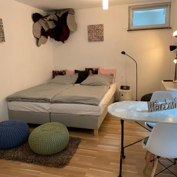 Helle Souterrainwohnung mit Komfort, hotel em Munique