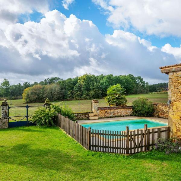 Vintage Holiday Home in Loubejac with a Private Pool