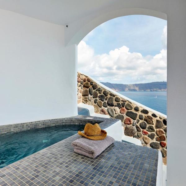 w Oia Junior Cave Villa with Outdoor Hot Tub
