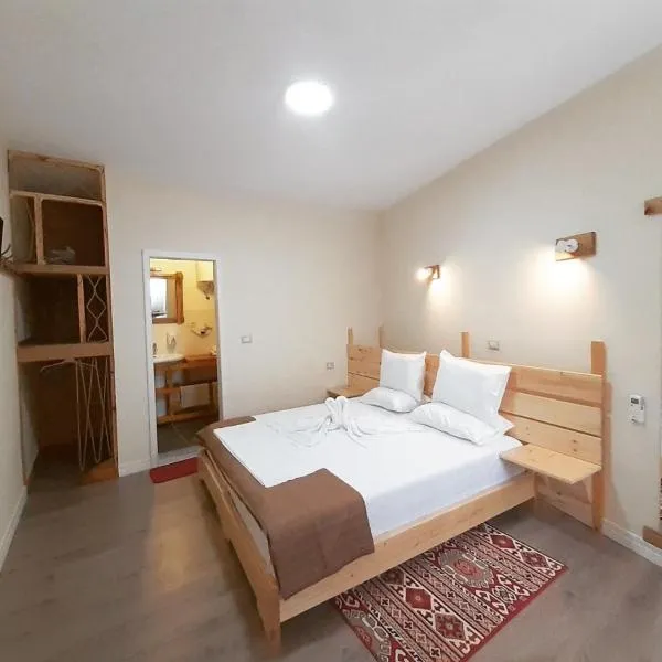 At Pikotiko's - Korca City Rooms for Rent, ξενοδοχείο στην Κορυτσά