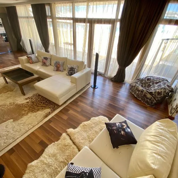 Luxury Apartment with Large Terrace & Park View on Nizami str, хотел в Баку