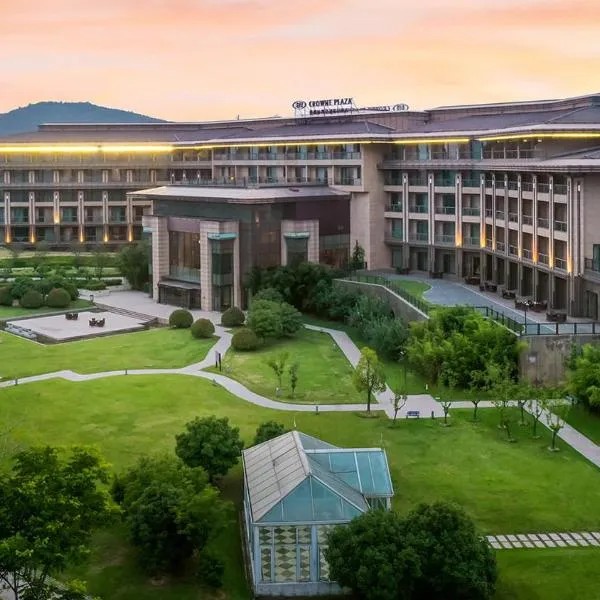 Crowne Plaza Xuzhou Dalong Lake by IHG, hotel v mestu Xuzhou