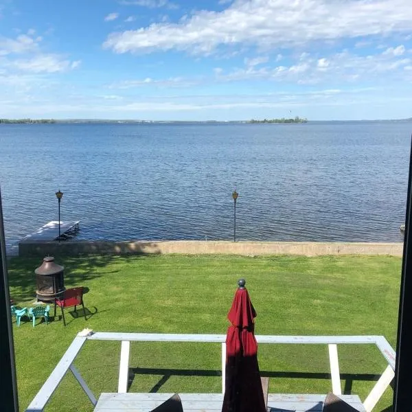 Entire waterfront cottage in carrying place, hotel en Carrying Place