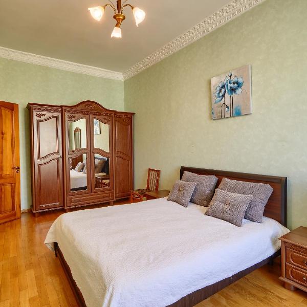 Apartment near Lva Tolstoho Square