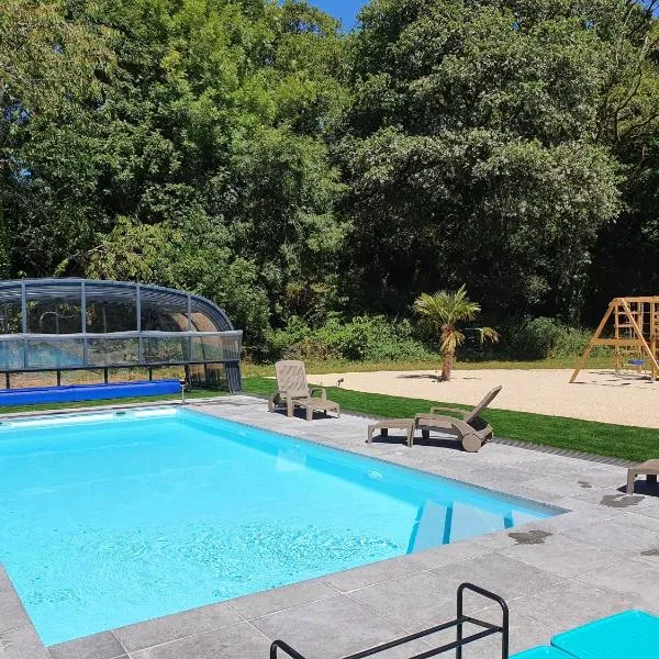Gîtes de Maner Ster - Le Frêne Piscine ou Le Chêne Piscine et Spa privatif, Hotel in Cléden-Poher
