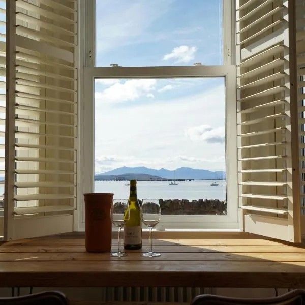 Beach house no2 with amazing sea views and private garden onto beach., Hotel in Fairlie