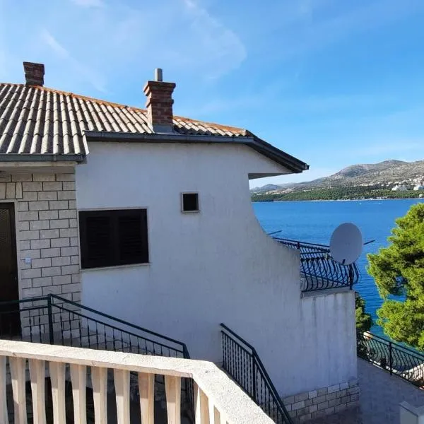 Seaview & Beachfront Apartments Jakov、オクルグ・ドニのホテル