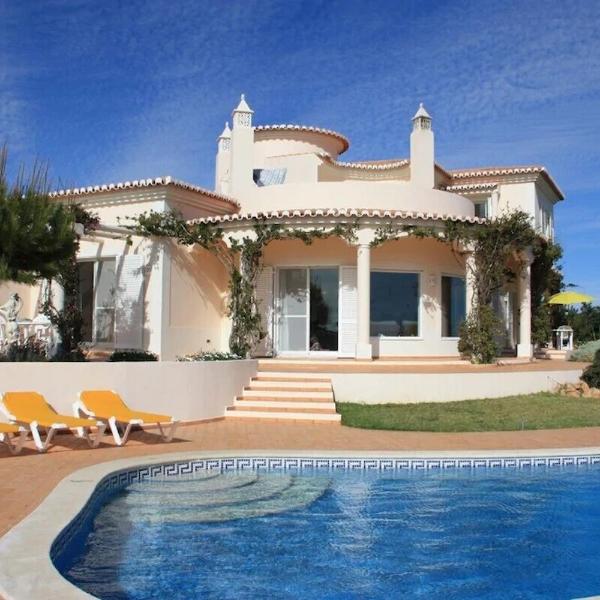 Villa with beautiful see views & spacious garden