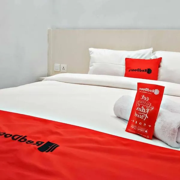 RedDoorz at CBD Polonia Medan, hotel di Medan