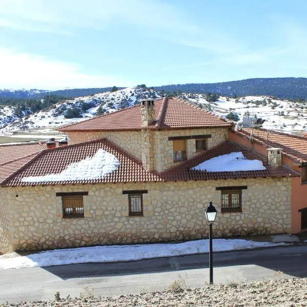 Casa Rural Lahuerta Apartamentos, hotel v mestu Guadalaviar