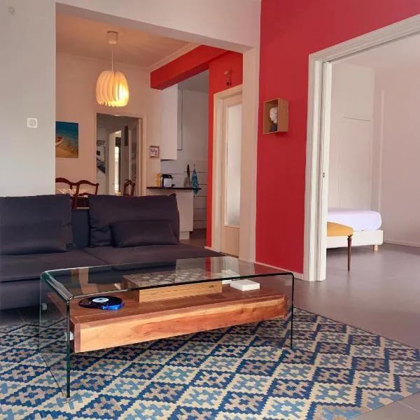 New Modern Apartment - Athens Seaside - 3 Bedrooms, hotel di Athens