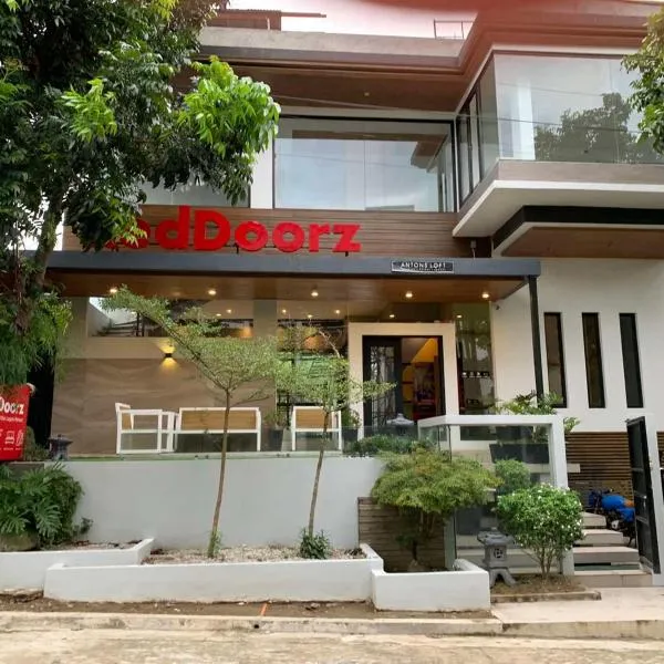 RedDoorz at Anton's Loft Designer Resort Pansol Calamba Laguna, hotel in Laguna
