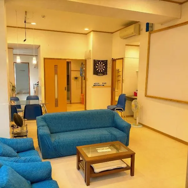 チアーズ 離島ﾀｰﾐﾅﾙ歩4分 ﾌﾟﾛｼﾞｪｸﾀｰ有 WiFi無料 ﾀﾞｰﾂ有 無料P1台分付, hotel in Ishigaki Island