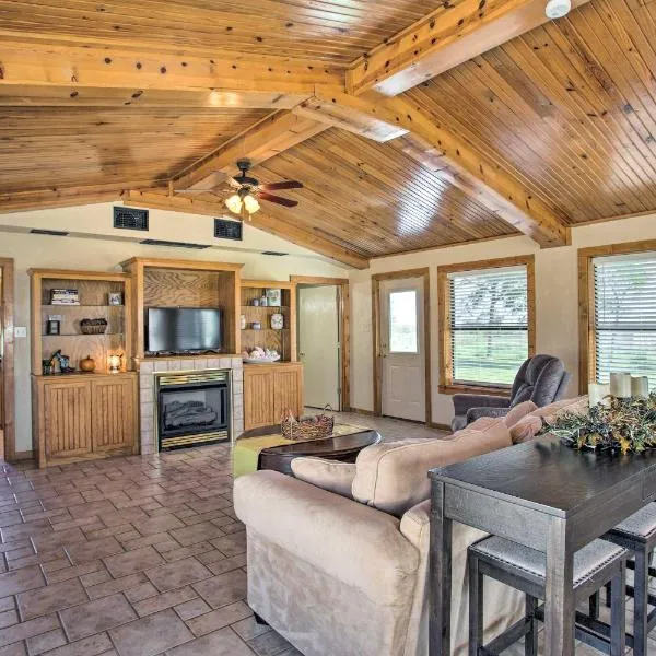 Pet-Friendly Efficiency Cottage with Pool!, hotel in Calera