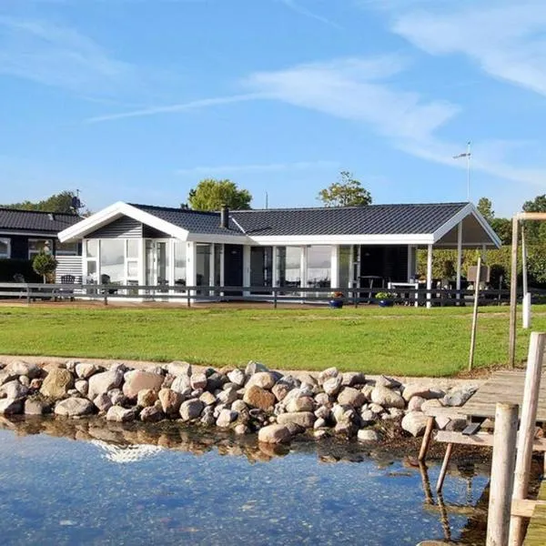Eksklusiv sommerhus beliggende i vandkanten、Munkeboのホテル