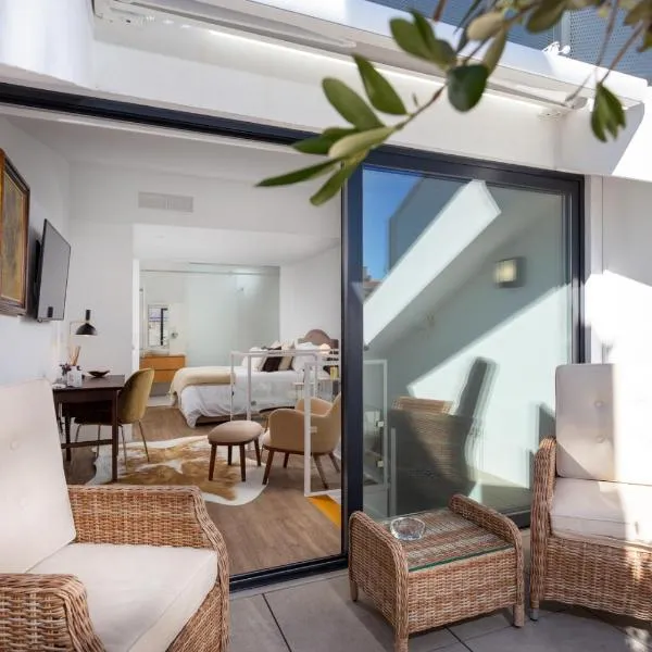 STUPENDO-Three Rooms-Suite with Terrace -Center -Air conditioning, hotel v Lisabonu