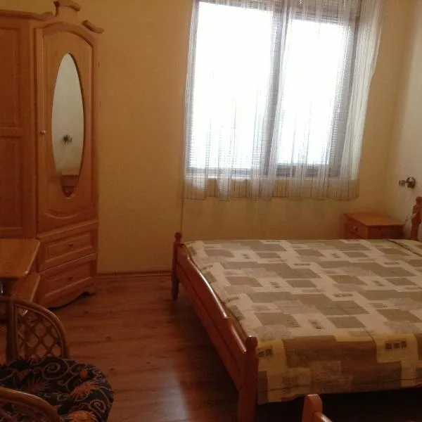 Guest Rooms Toni & Miro, Hotel in Trjawna