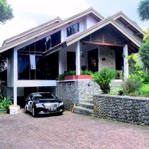 Holidayhome Alam Cipanas Puncak, hotel in Puncak