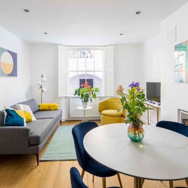 Chic and modern 2-bed flat with patio in Pimlico, Central London