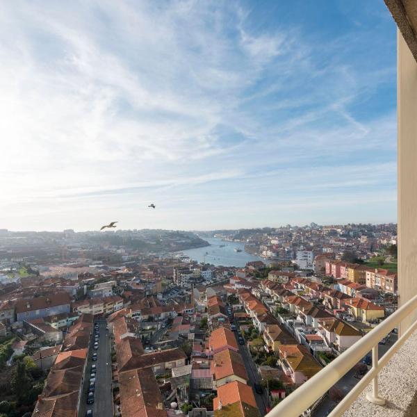 LovelyStay - 1BR Flat with Stunning Views over Porto