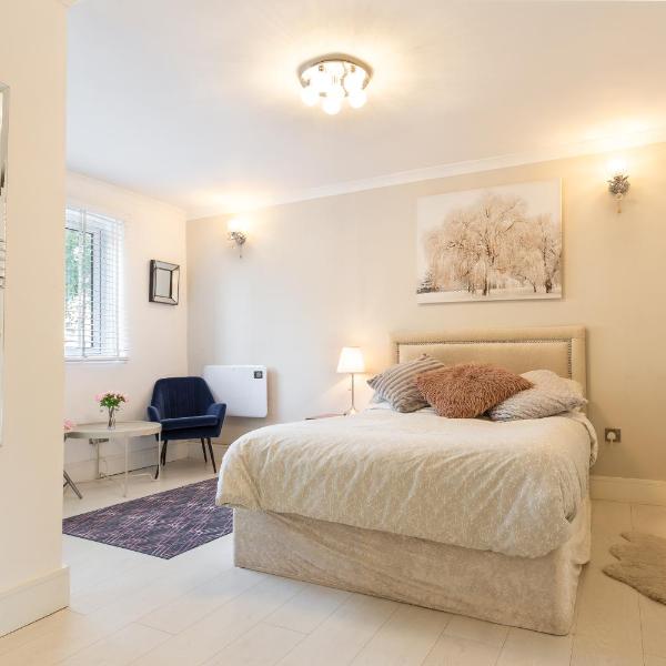 Modern apartment close to central London (zone 2), London