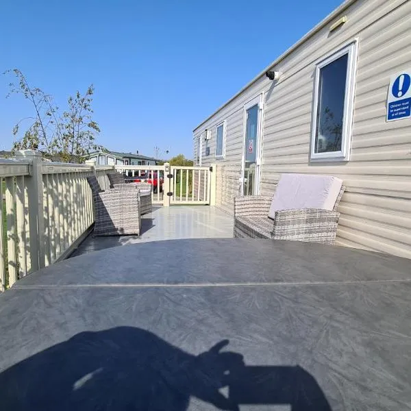 Luxury 8 berth Caravan with Hot Tub at Tattershall Lakes, hotel in Tattershall