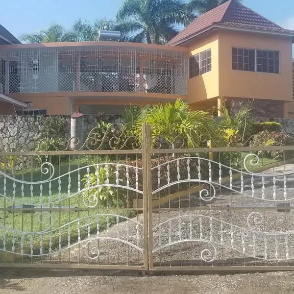 Chaudhry Holiday House Montego Bay、モンテゴ・ベイのホテル
