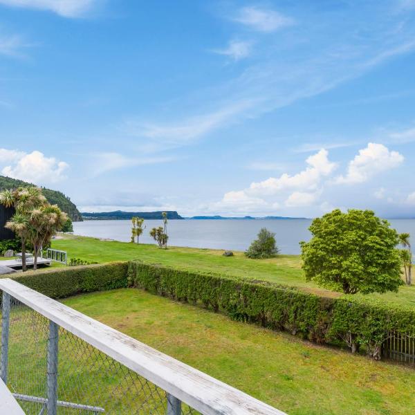 Lakefront Lodge - Kuratau Holiday Home