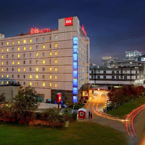 ibis Gurgaon Golf Course Road - An Accor Brand，位于古尔冈的酒店