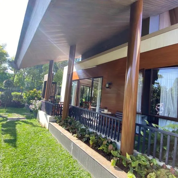 Luxurious Modern Villa at Vimala Hills, hótel í Bogor