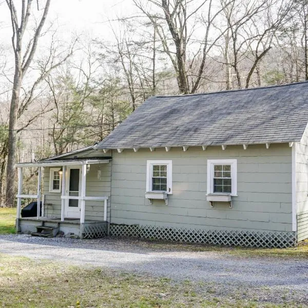 Camelback cottage - on ONE ACRE & near local attractions, khách sạn ở Tannersville