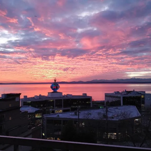 Top Floor Water View Oasis near Space Needle & Cruise, hotel in Seattle