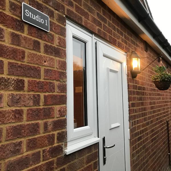 Studio-1-Staines/Heathrow/London-own entrance