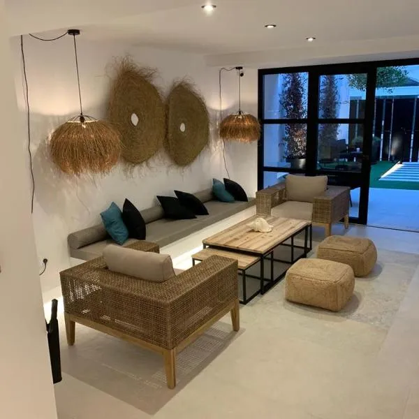 Aparthotel El Cargol, hotel in L'Escala