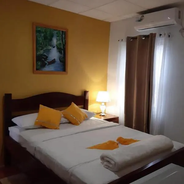 SAINT Charles Inn, Belize Central America，位于蓬塔戈尔达的酒店