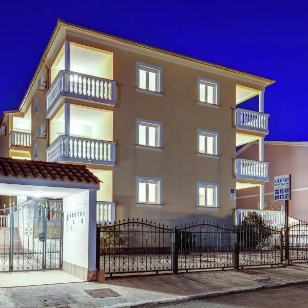 Serene Apartment in Dramalj with Jacuzzi