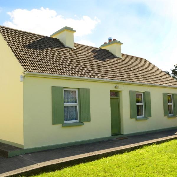 4-Bed Cottage in Co Galway 5 minutes from Beach